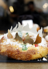 roscón de reyes con corona de reyes
