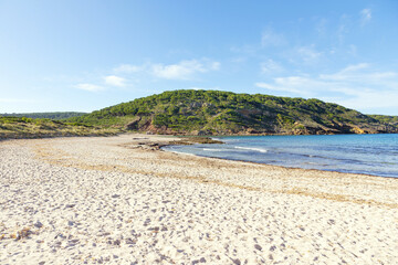 Fototapeta na wymiar Playa de Menorca Algaiarens, sin gente. Una playa virgen de aguas cristalinas al norte de la isla de Menorca (Islas Baleares, España)
