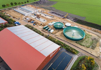 Luftbild - Rohbaues eines Tierwohlschweinestalles mit Bio-Gasanlage.
