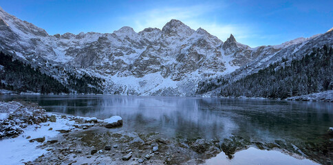 Jezioro w górach zimową porą