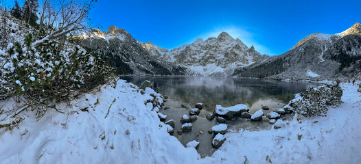 Jezioro w górach zimową porą