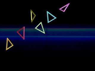 複数のカラフルな正三角形フレーム。浮遊感。