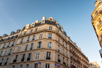 Fototapeta na wymiar Traditional old building in the 2nd Arr. in Paris with blue sky, France
