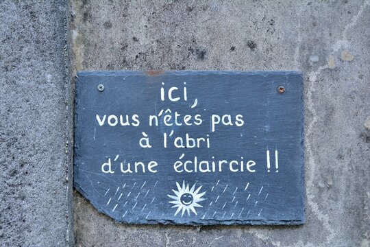 Inscription comique sur une ardoise concernant le temps