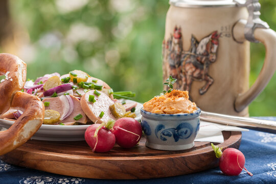 Bayerische Brotzeit mit Wurstsalat, Obazda und Radieschen