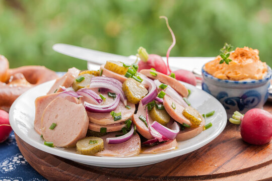 Bayerische Brotzeit mit Wurstsalat, Obazda und Radieschen