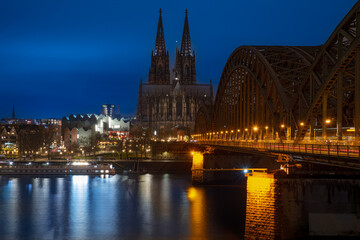 Obraz premium Kölner Dom am Rhein, Nachtaufnahme