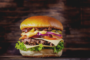 Clássico Burger com queijo, alface tomate, ,molho, picles e bacon