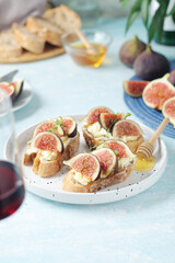 Sandwiches with cottage cheese, honey and figs