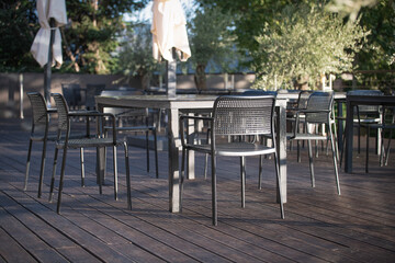 Table and chairs in an outdoor cafe - obrazy, fototapety, plakaty