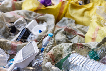 자루 속에 재활용 플라스틱 쓰레기가 쌓인 쓰레기장