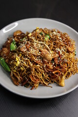 Cantonese Soy Sauce Chow Mein Instant Noodles with Chinese Broccoli, Chicken, Carrots, Onions, Bean Sprouts