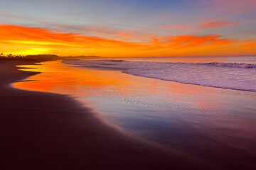 Fototapeta na wymiar Sunrise at Ventura Beach 