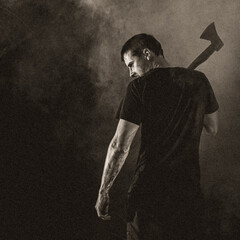 Halloween Horror Scary Mensch Person Killer mit Axt mit Rauch im Wald in Sepia