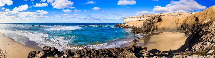 Tafelkleed Fuerteventura island. Canaries. Best scenic beaches. La Pared in western part, popular spot for surfing © Freesurf
