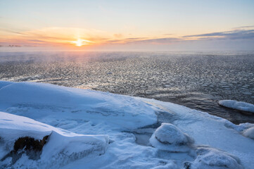 Obraz premium View of the frozen sea and setting sun. Pörkenäs, Finland.