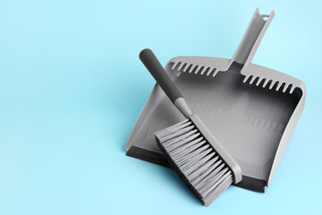 Fototapeta premium Dustpan with brush on color background