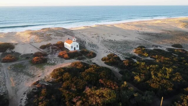 une petite chapelle au bord de la plage dans les landes