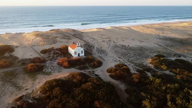 une petite chapelle au bord de la plage dans les landes