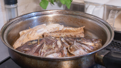 キッチンで鯛のかぶと煮(あら炊き)をつくる｜和食の魚料理