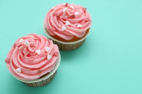 Tasty cupcakes for Valentine's Day on green background - Powered by Adobe