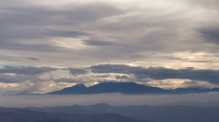 Montagne dell’Appennino fra nuvole e nebbia