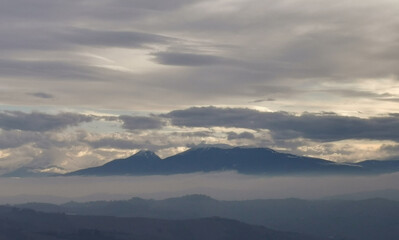 Montagne dell’Appennino fra nuvole e nebbia