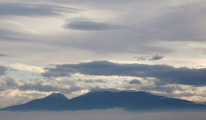 Fototapeta na wymiar Montagne dell’Appennino fra nuvole e nebbia