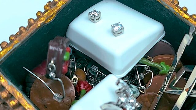 Vintage jewelry box sterling silver 925 CZ Stud earrings