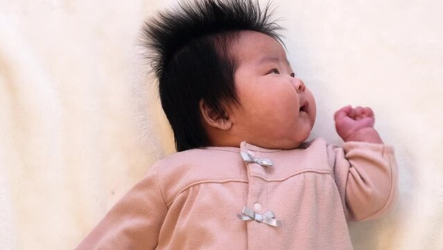 0歳3か月の乳児の赤ちゃんがこぶしを舐める様子の動画