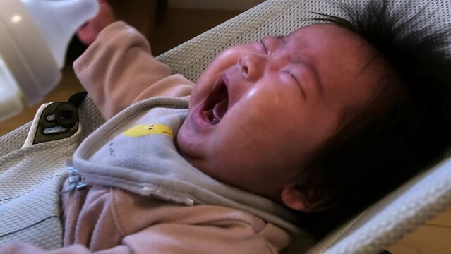 0歳3か月の乳児の赤ちゃんが大泣きしているのでミルクをあげたら泣き止んだ動画
