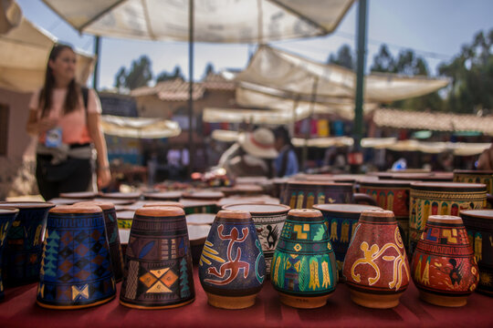 Sale of Andean ceramics, in the Raqchi market, 2019 in Cusco.