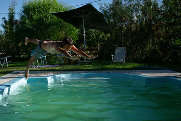 Persona saltando al agua en una piscina
