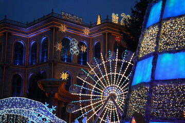 Obraz premium Almaty, Kazakhstan - 12.21.2022 : The central streets of the city are decorated with Christmas tree toys, garlands and tinsel.