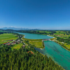 Ausblick auf den Premer Lechsee und die Lechstaustufe 2 im westlichen Oberbayern