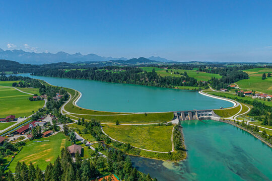 Ausblick auf den Premer Lechsee und die Lechstaustufe 2 im westlichen Oberbayern