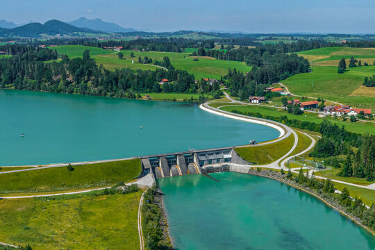 Ausblick auf den Premer Lechsee und die Lechstaustufe 2 im westlichen Oberbayern