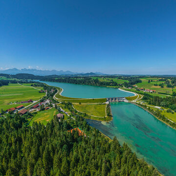 Ausblick auf den Premer Lechsee und die Lechstaustufe 2 im westlichen Oberbayern