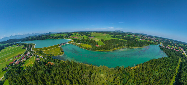 Ausblick auf den Premer Lechsee und die Lechstaustufe 2 im westlichen Oberbayern