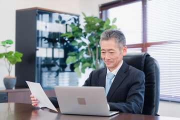 パソコンで仕事をする社長