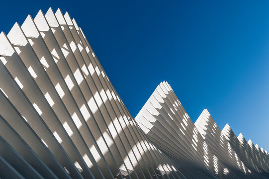  Reggio Emilia, Italia, Stazione ferroviaria - 01 Settembre 2020:
Stazione ferroviaria Mediopadana progettata dal famoso architetto Calatrava. Linee, grafica, struttura affascinante