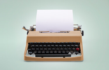 Vintage typewriter with blank paper - 556636616