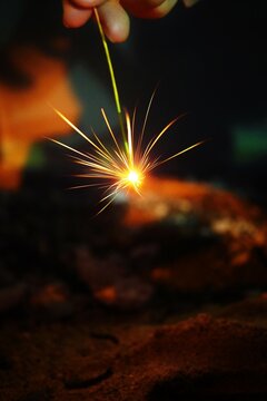 夜の屋外でちり菊状態の手持ちの線香花火