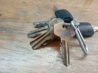 Keys to separate the number of flowers, the background is a line of wood