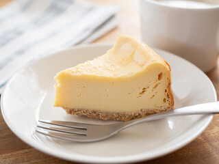 手作りのベイクドチーズケーキとカフェラテ