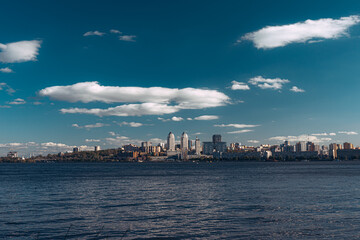 Naklejka premium A large body of water with a city in the background