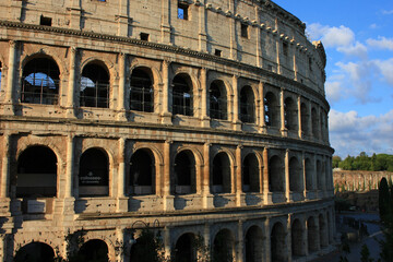 Obraz premium Stone walls of the ancient Colosseum in Rome