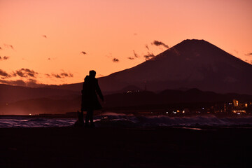 夕焼けの富士山と犬の散歩にシルエット