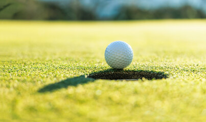 芝生が綺麗なゴルフ場のグリーン