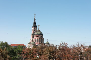 A large tall tower with a sky background